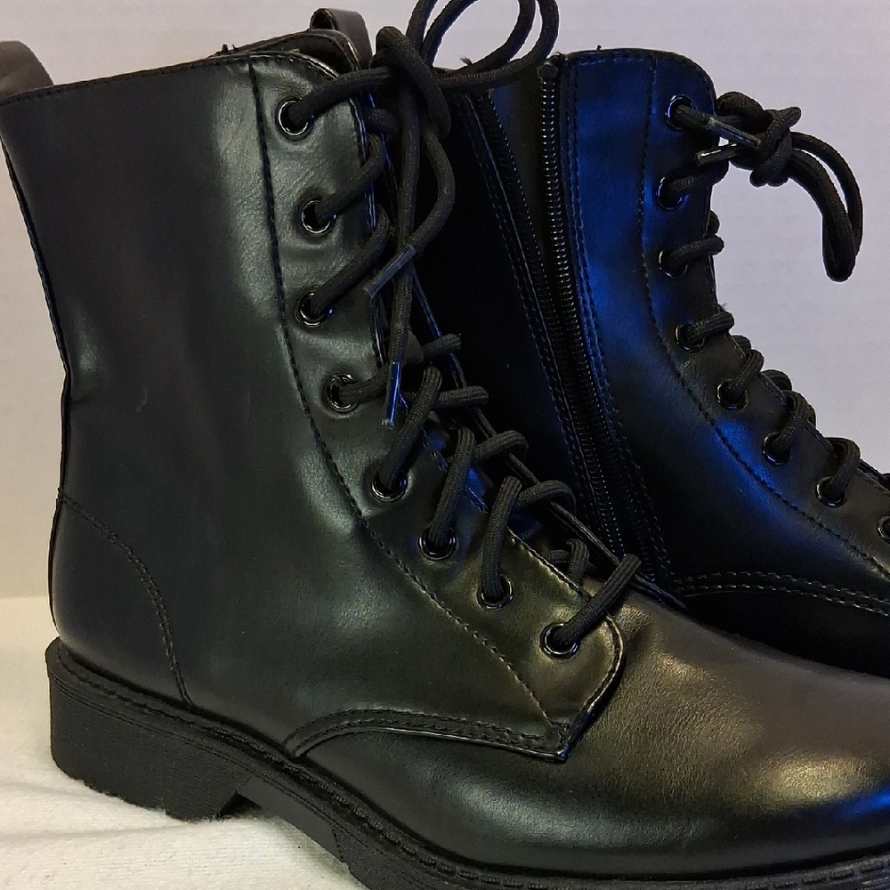 Time and Tru Black Lug Sole Boots Womens - Picture 4 of 10